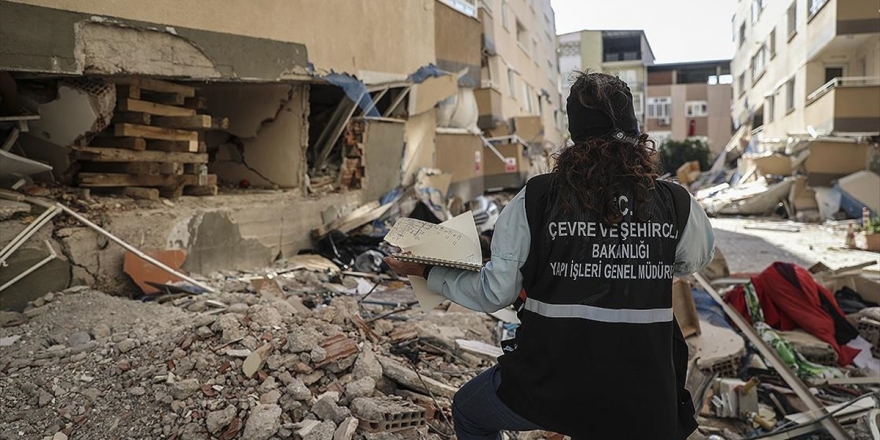 Vali Köşger'den İzmirlilere Hasar Tespiti Uyarısı: Yetkililer Dışında Kimsenin Konutlarınıza Girmesine İzin Vermeyin