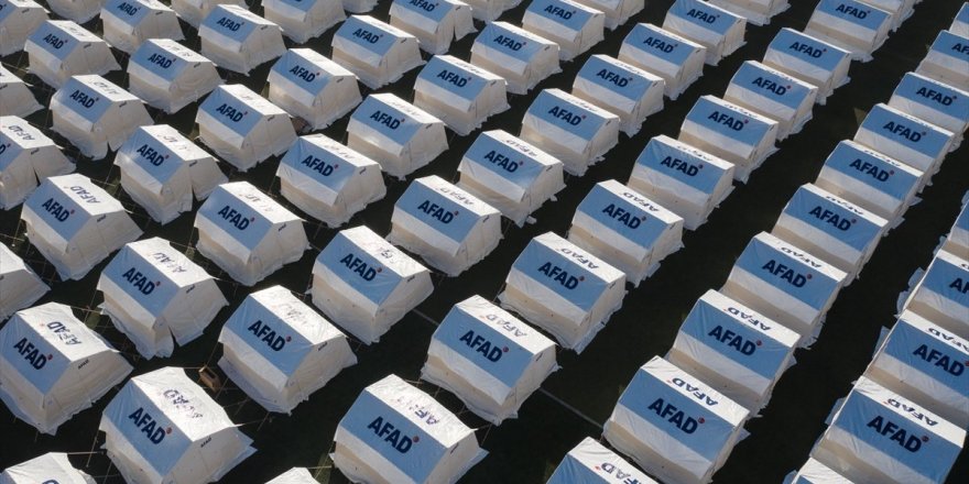 İzmir'de Depremzedeler İçin 1172 Çadır Kuruldu