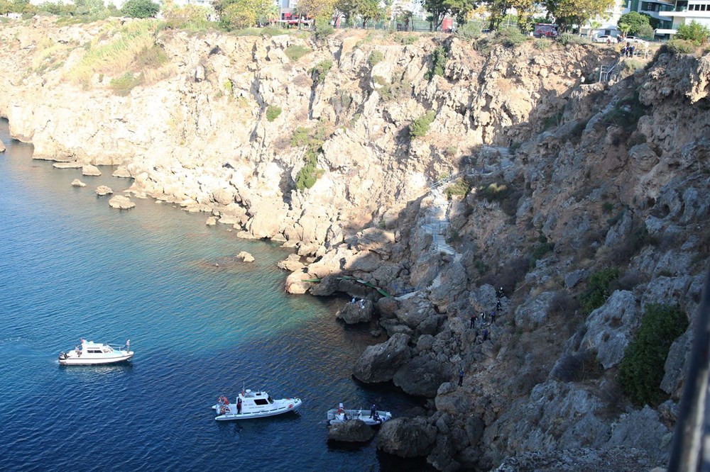 Falezlerde 300 kilogramlık kayanın altında feci ölüm