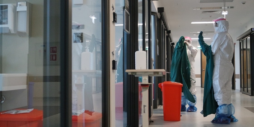 Türkiye'de Son 24 Saatte 2 Bin 302 Kişiye Kovid-19 Tanısı Konuldu, 76 Kişi Hayatını Kaybetti