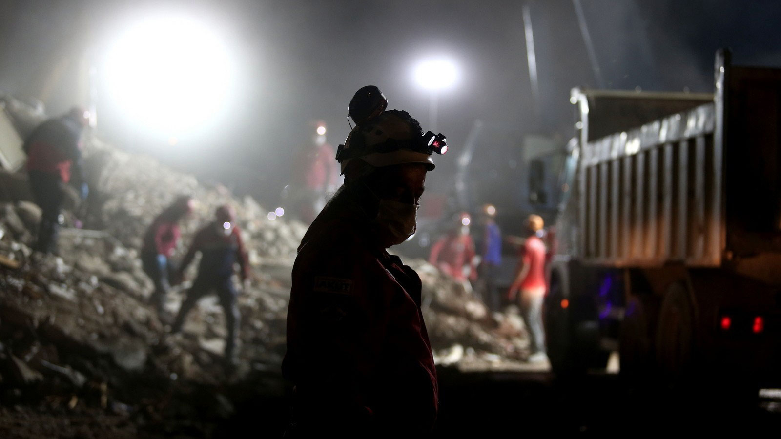 Hayatını kaybedenlerin sayısı 102'ye yükseldi, 5 binada çalışmalar devam ediyor