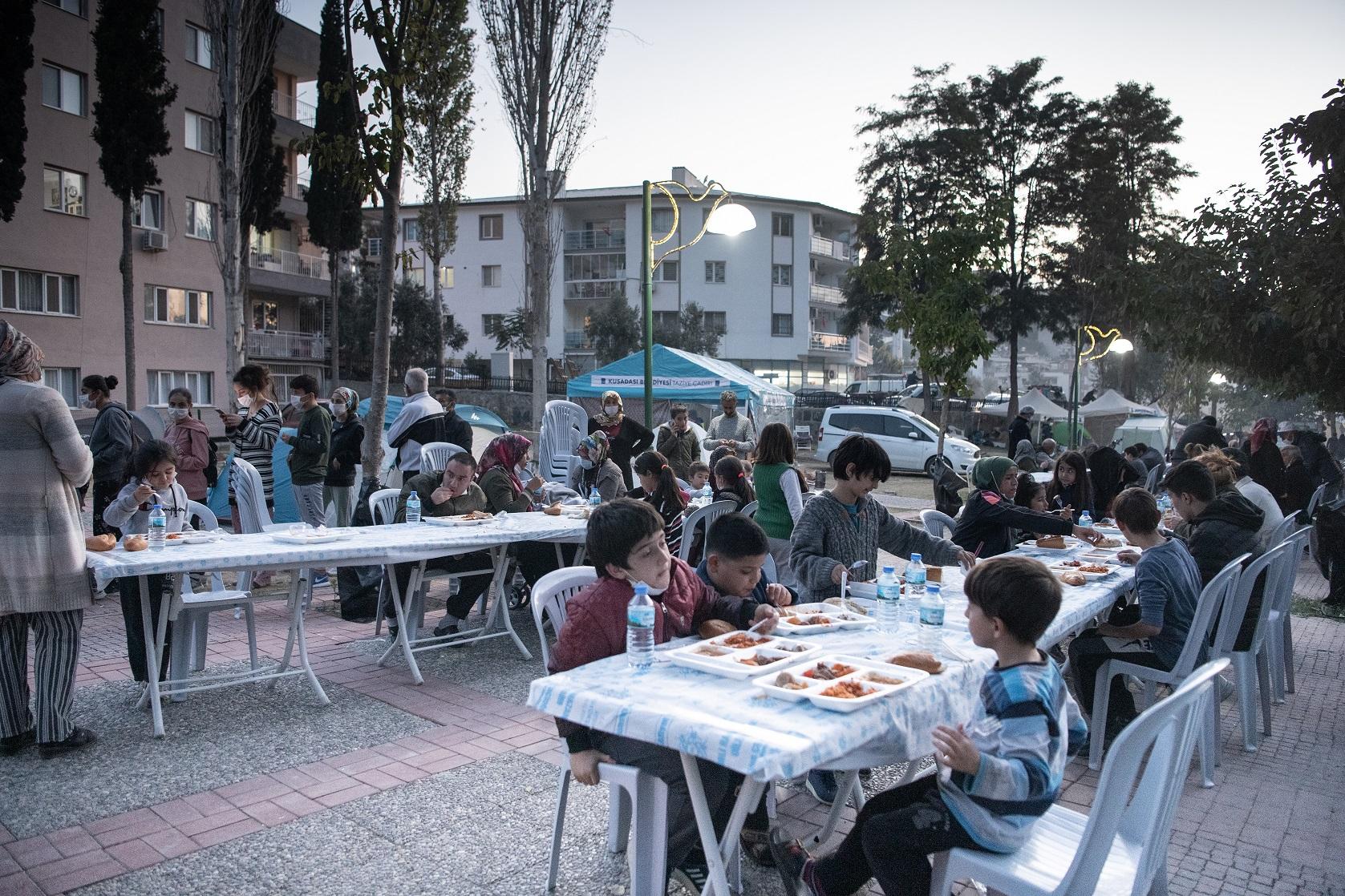 UYUM VE İŞ BİRLİĞİ KUŞADALI DEPREMZEDELERİN İÇİNİ ISITIYOR