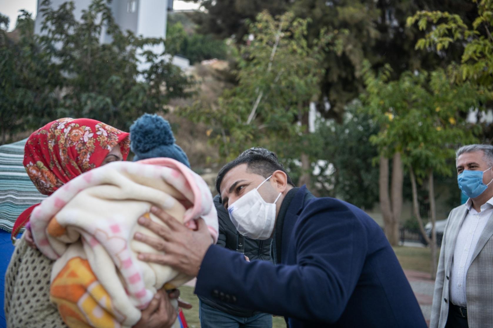 BAŞKAN ÖMER GÜNEL DEPREMZEDELERE MORAL KAYNAĞI OLUYOR