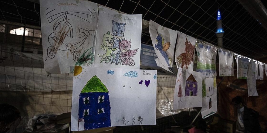 Depremzede Çocuklar Evlerini Çizdikleri Resimleri Kale Direğinde Sergiliyor