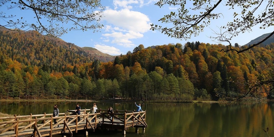 Saklı Cennet Karagöl Renk Cümbüşüyle Ziyaretçilerini Büyülüyor