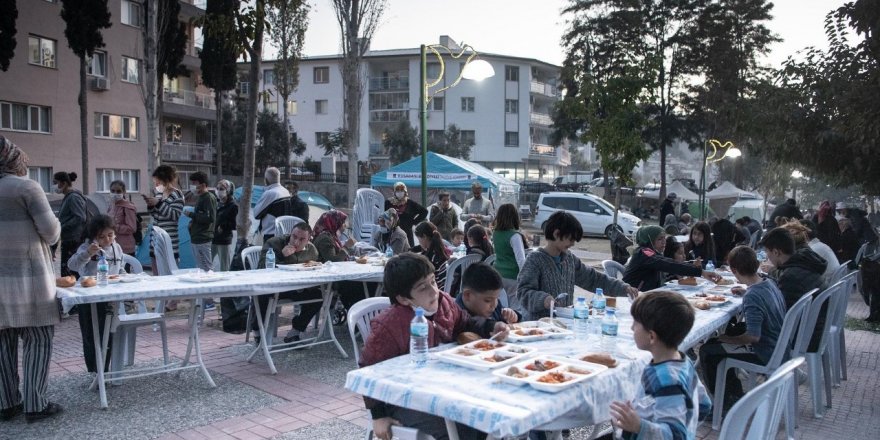 Uyum ve İşbirliği Kuşadalı Depremzedelerinin İçini Isıtıyor