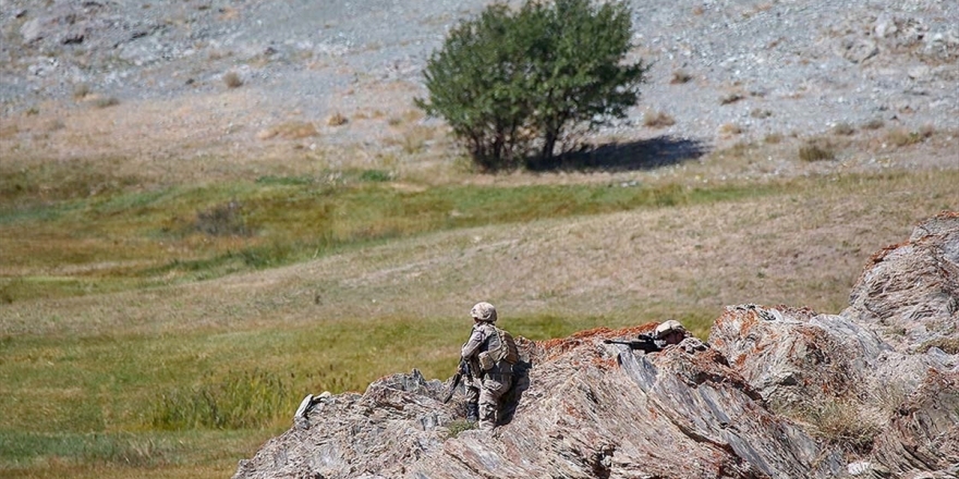 Van'da Jandarmanın İkna Çalışmaları Sonucu Bir Terörist Teslim Oldu