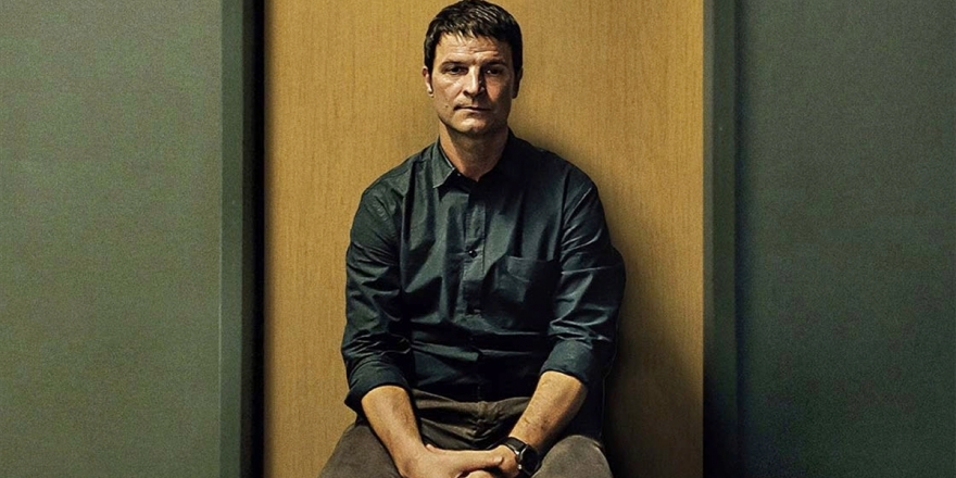 Göçmen Olması Sebebiyle İş Yerinde Ayrımcılıkla Karşılaşan Bir Mühendisin Hikayesini Anlatan 'Yabancı' Vizyona Giriyor