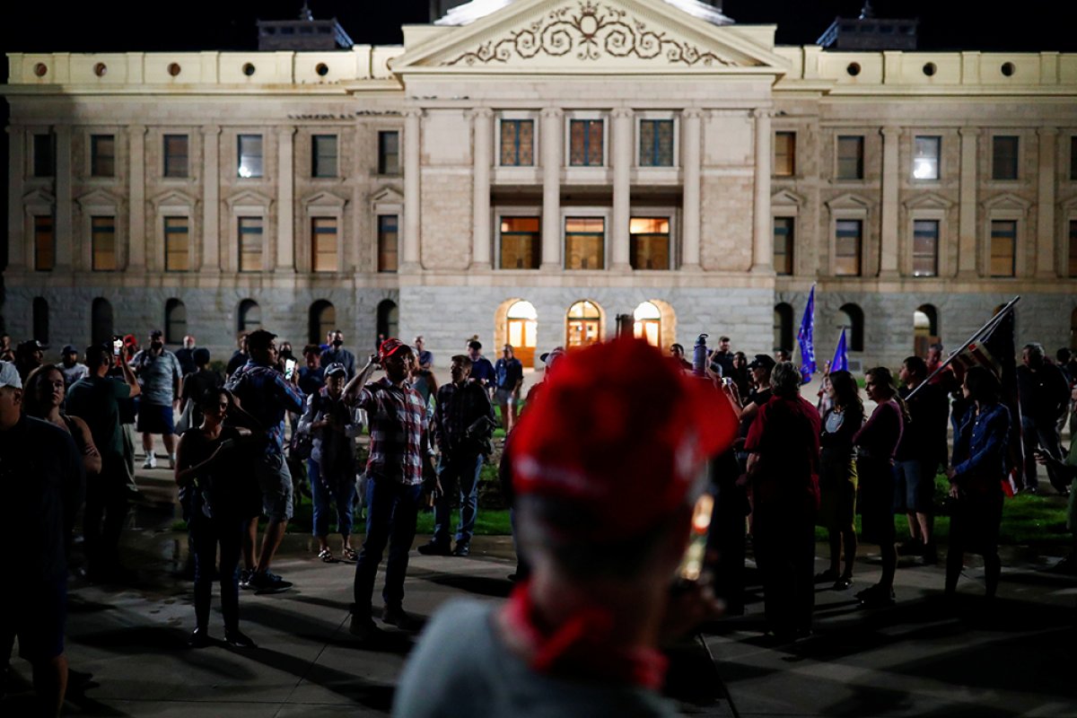 ABD'de Trump destekçileri silahlarla seçim merkezi önünde bekledi