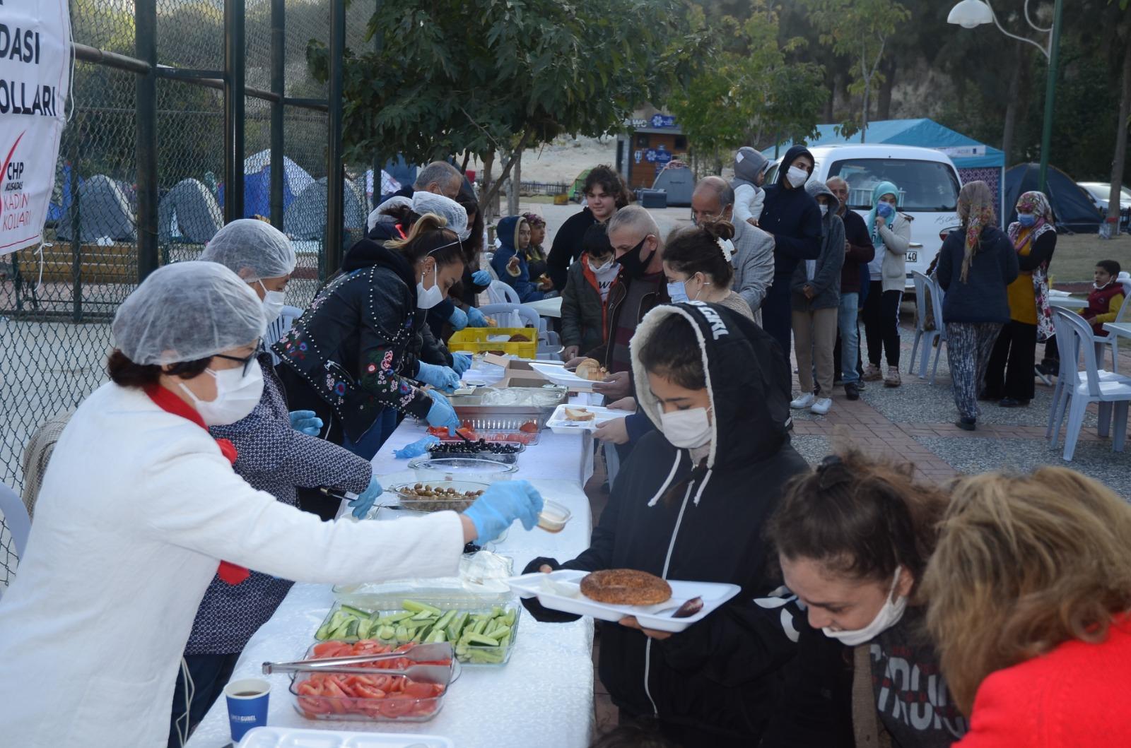 CHP’Lİ KADINLARDAN DEPREMZEDELERLE DAYANIŞMA KAHVALTISI