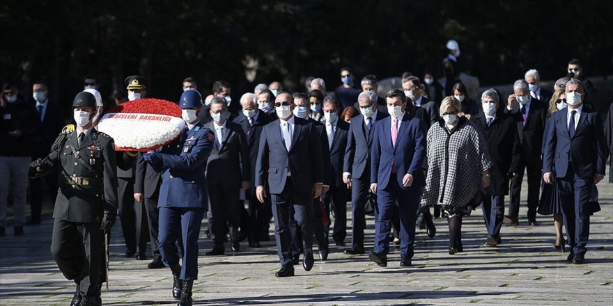 Bakan Çavuşoğlu Ve Merkezde Görevli Büyükelçilerden Anıtkabir'e Ziyaret