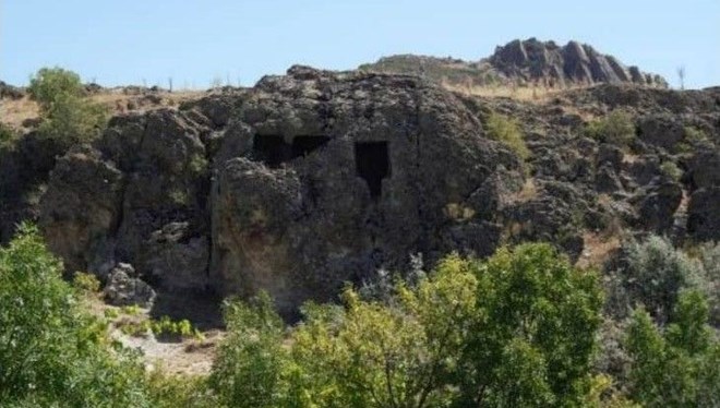 Zey-Köy Frig Kaya mezarları tescillendi