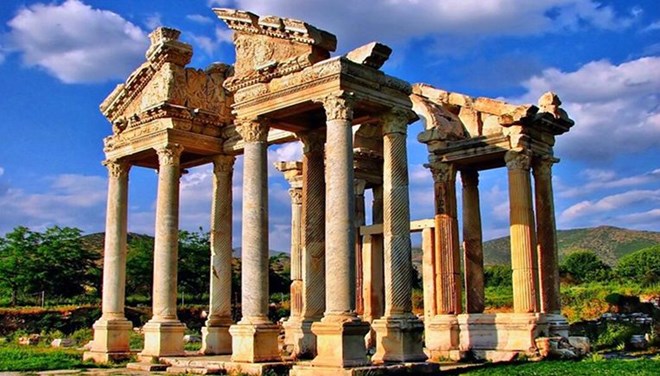 Afrodisyas Antik Kenti'nde kaçak kazı yapıldığı değerlendirilen bölgede iki lahit bulundu!