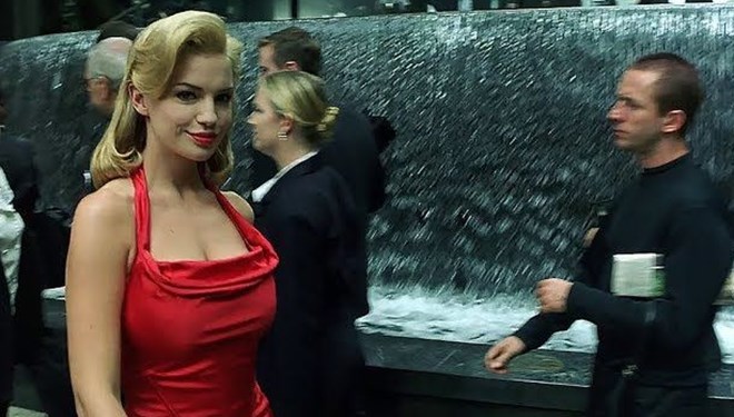 Matrix'teki kırmızı elbiseli kadının sırrı çözüldü