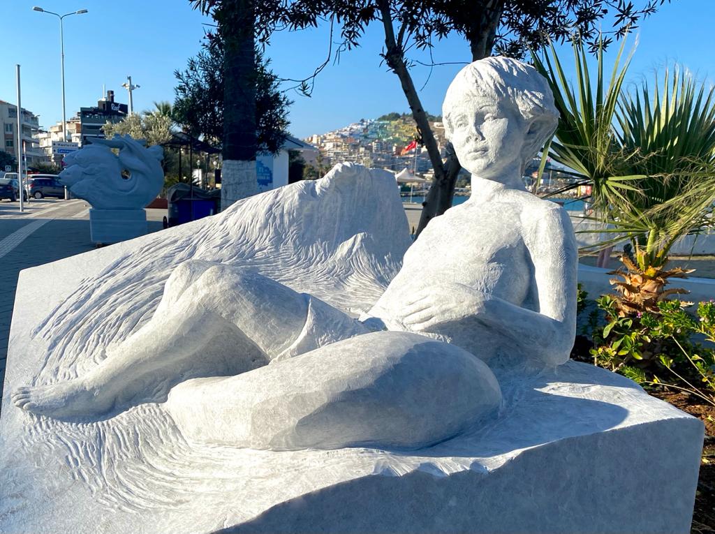 KUŞADASI’NDA VANDALLAR BU KEZ SANAT ESERİNİ HEDEF ALDI