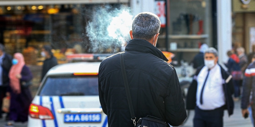 İstanbul'da Tüm Pazar Yerlerinde Sigara İçilmesi Yasaklandı