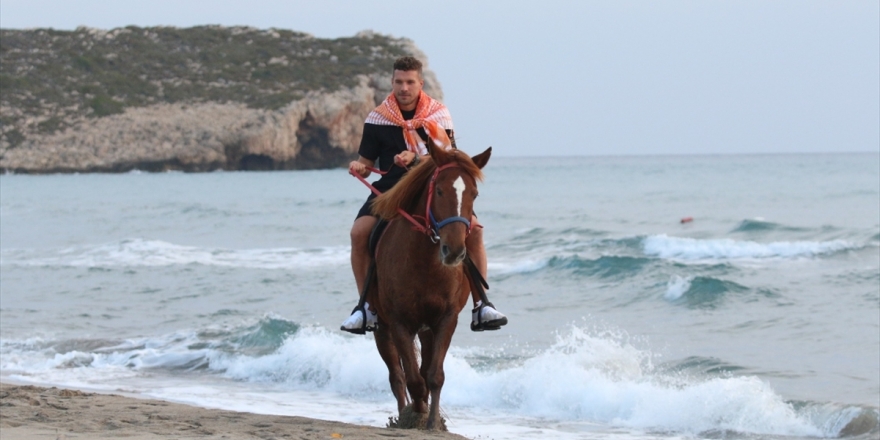 Antalyasporlu Podolski Patara'nın Tanıtımı İçin Objektif Karşısına Geçti
