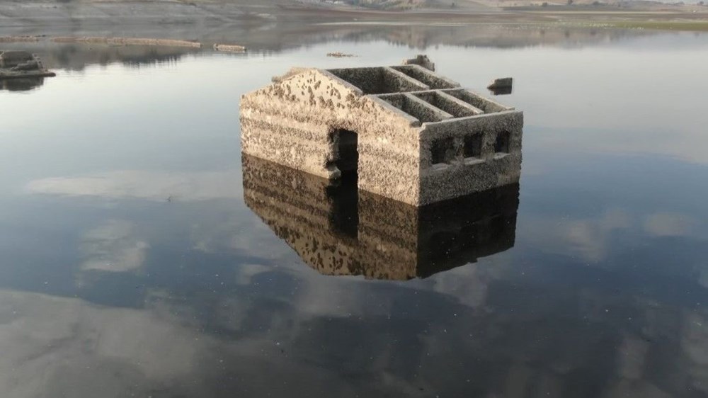 Barajda sular çekildi köyün kalıntıları ortaya çıktı