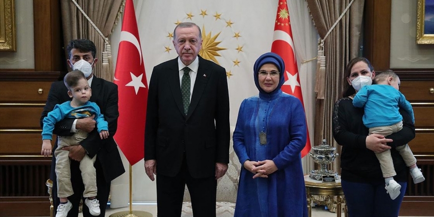 Cumhurbaşkanı Erdoğan Antalyalı Siyam İkizleri İle İkizlerin Doktorunu Kabul Etti