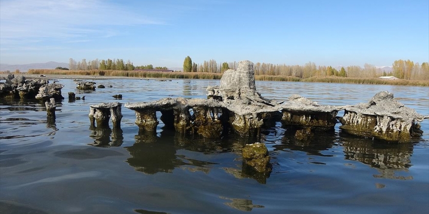 Van Gölü'nün Çekilmesiyle Su Altında Kalan Yapılar Ortaya Çıktı