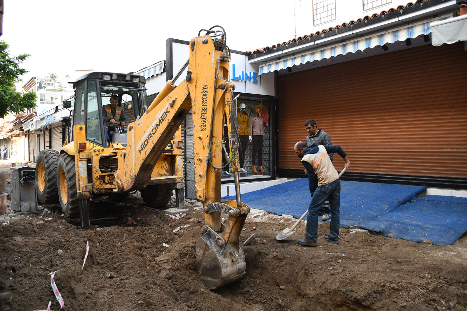 Kuşadası’nın Turistik Çarşılarında 7/24 Yenileme Mesaisi