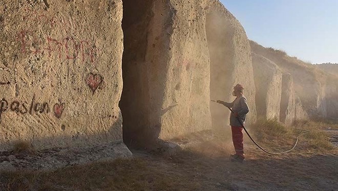 Frigya'da tarihi eserlerin üzerine yazılan yazılar siliniyor