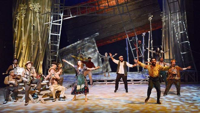 Hüzün ve komediyi bir arada sunan Totlar oyunu Devlet Tiyatroları sahnesinde