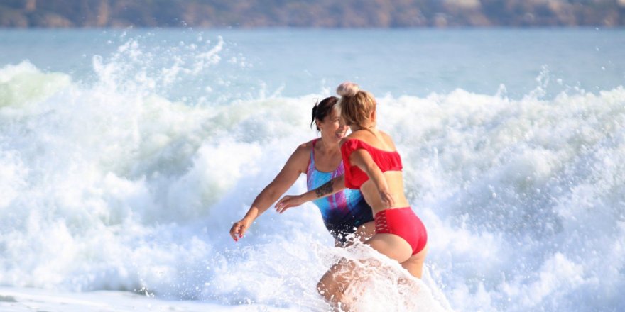 Kısıtlamadan Muaf Olan Turistler Antalya'da Denizin Keyfini Çıkardı