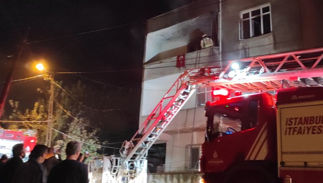 Yangında mahsur kalan 7 kişiyi itfaiye kurtardı