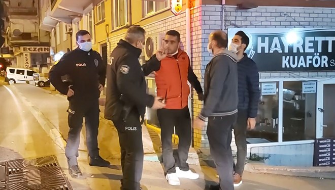 Yasağa rağmen sokağa çıktı, gazetecileri tehdit etti