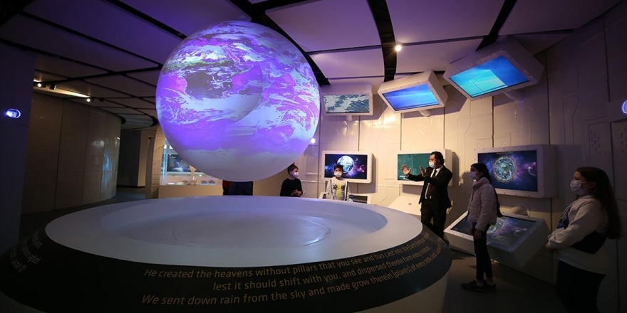 Gökmen Uzay Ve Havacılık Eğitim Merkezi Ziyaretçilerini Adeta Uzayın Derinliklerine Götürüyor