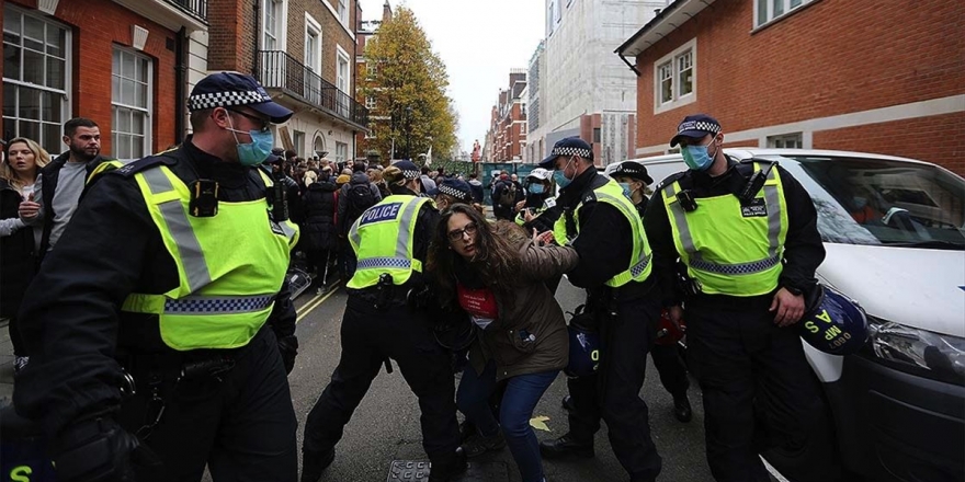 İngiltere'deki Kovid-19 Önlemleri Karşıtı Gösteride En Az 150 Kişi Gözaltına Alındı