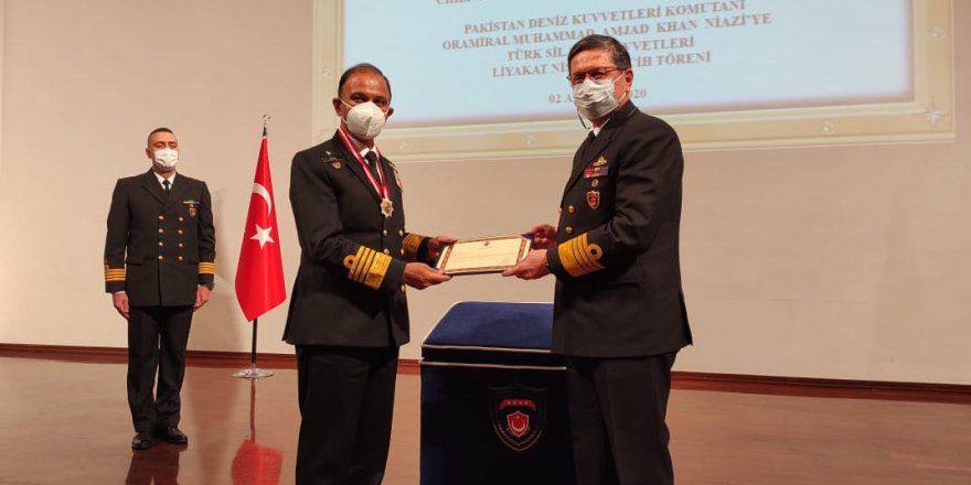 Pakistanlı Amirale TSK Liyakat Madalyası