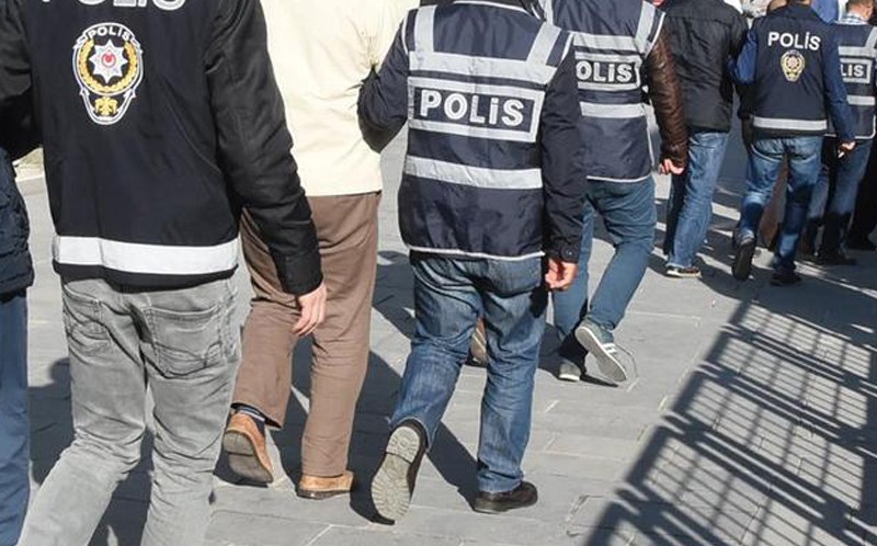 İzmir'de FETÖ operasyonu: 66 şüpheli gözaltında