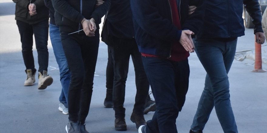 İzmir Merkezli 50 İlde Fetö'nün Tsk Yapılanmasına Operasyon