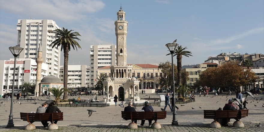 İzmir'de Tedbirler Sonuç Verdi Kovid-19 Vaka Sayılarında Yüzde 25 Civarında Azalma Oldu