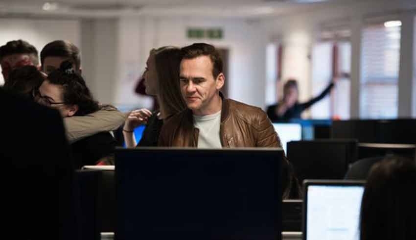 1 milyar sterlinlik hissesini 74 personeline hediye etti