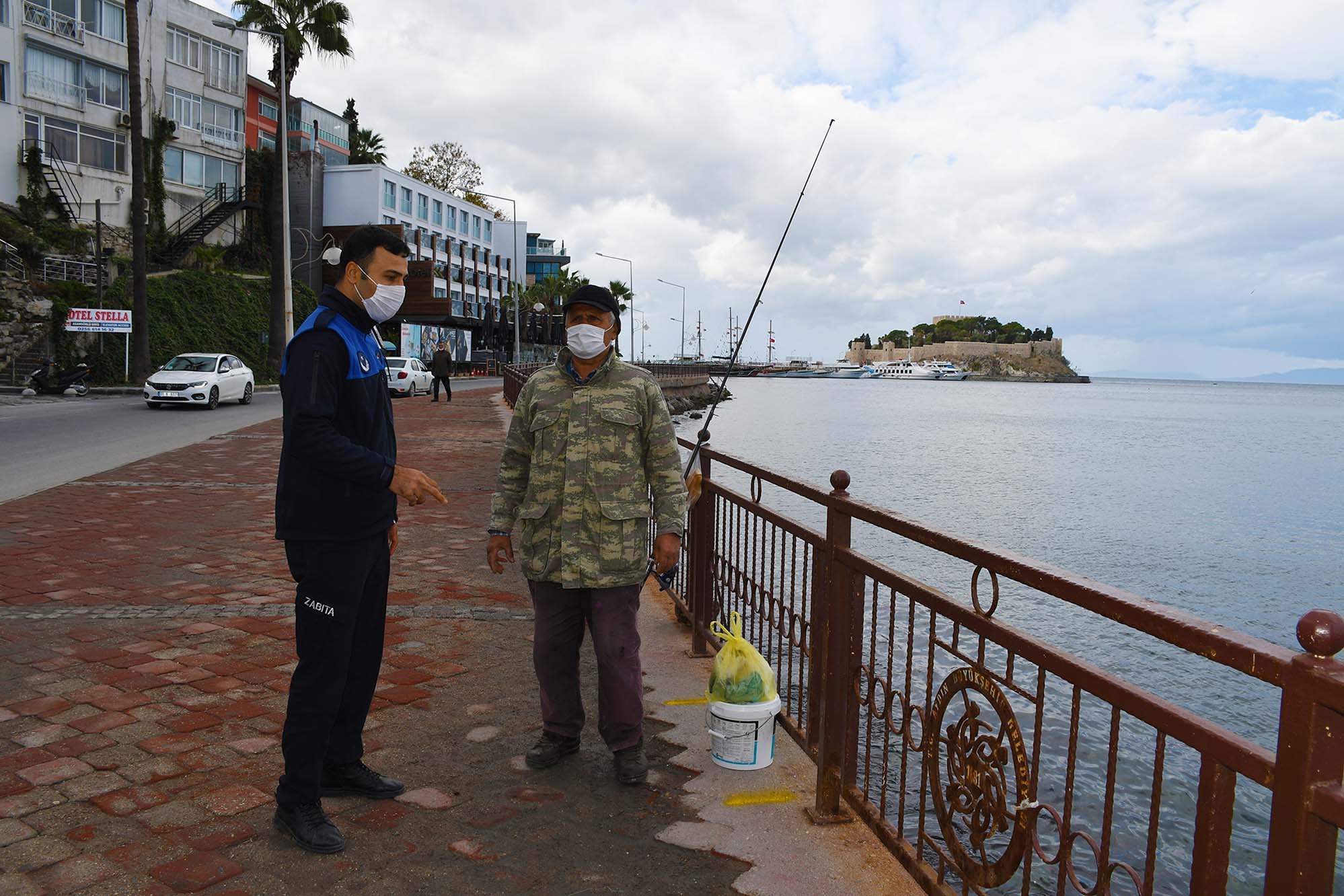 KUŞADASI’NDA OLTA BALIKÇILARINA KORONA DENETİMİ