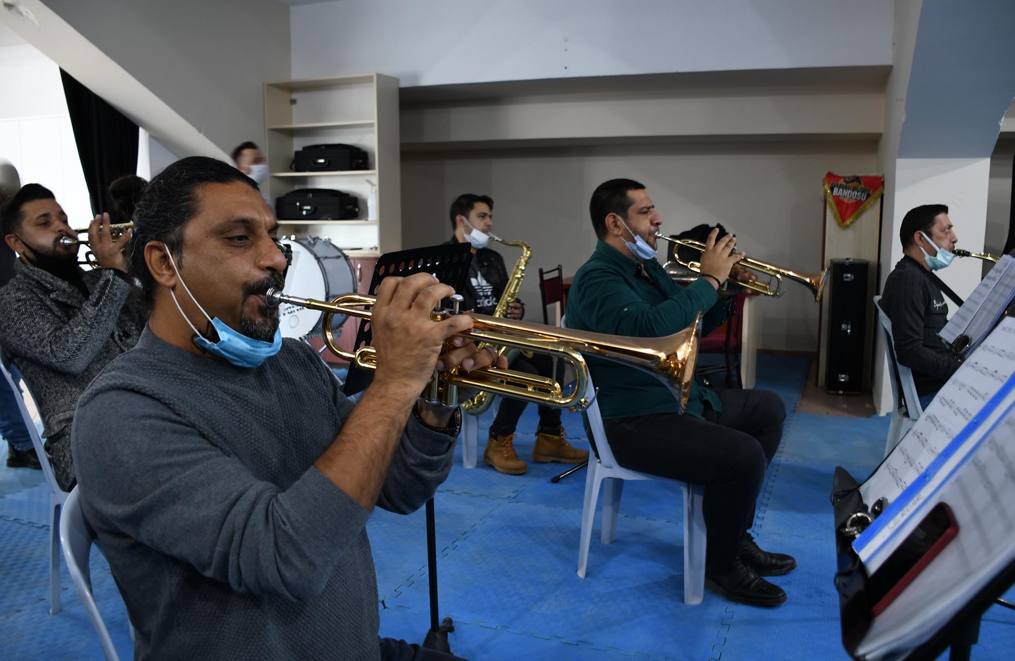 KUŞADALILARIN KALBİNDE TAHT KURAN MÜZİSYENLER YENİ STÜDYOLARINA KAVUŞTU