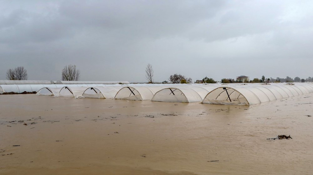 Antalya'da sağanak: Tarım alanları su altında kaldı