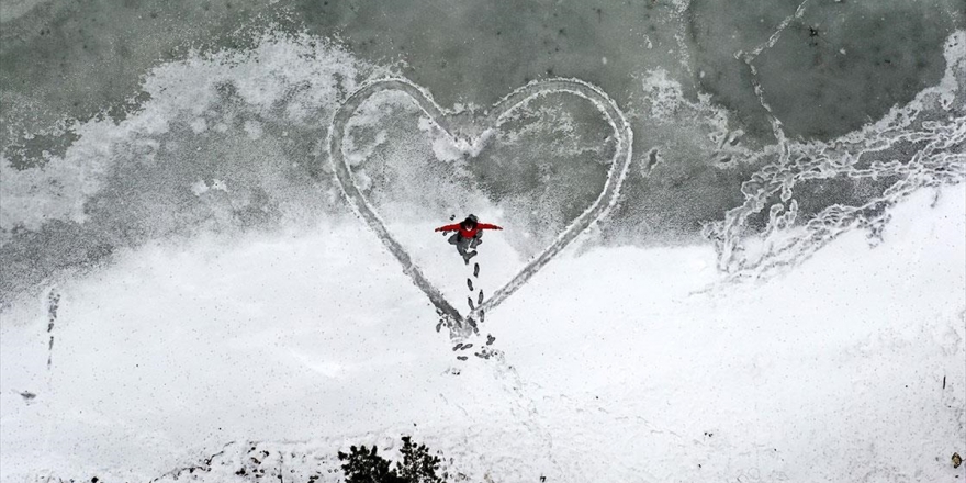 Yüzeyi Buz Tutan Limni Gölü Ziyaretçilerini Büyülüyor