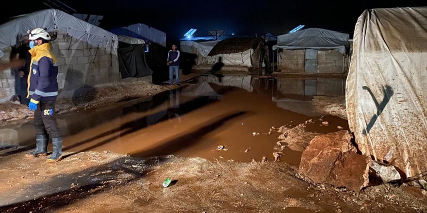 İdlib'de Şiddetli Sağanak Sonucu Kamplardaki Çadırlar Sular Altında Kaldı