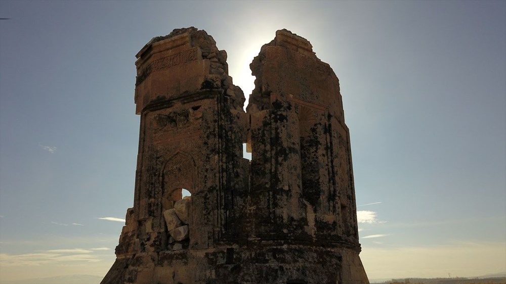 Depremde hasar gören 600 yıllık kümbet restore edilecek