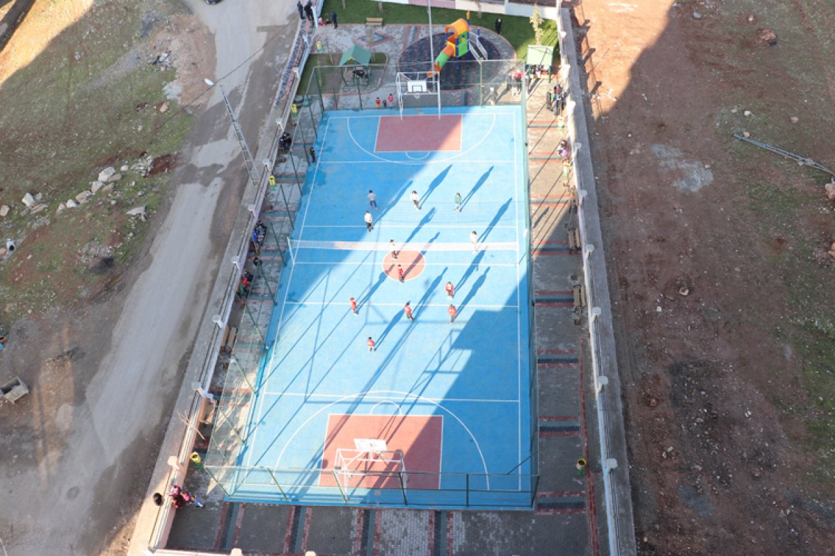 Siirt'te lastiklerden yaptıkları sahada voleybol oynayan çocuklar için tesis yapıldı