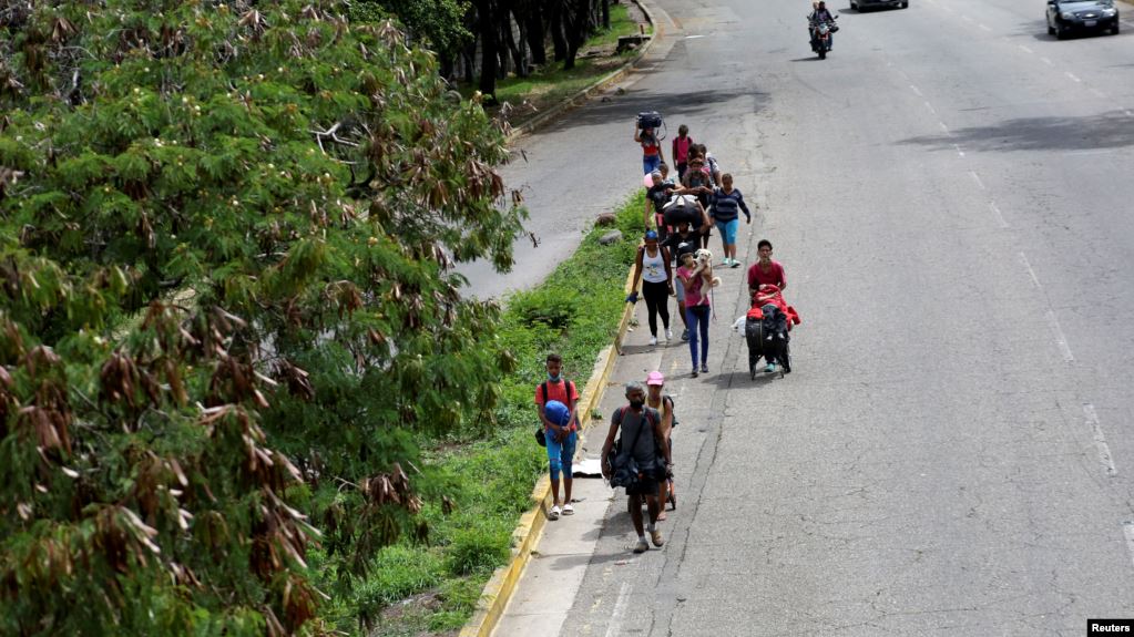 Binlerce Venezuelalı Ülkeyi Yürüyerek Terk Ediyor