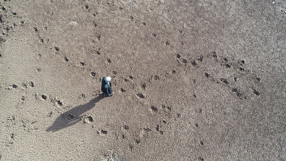 Sivas'ta sular çekildi: Mezarlık ortaya çıktı