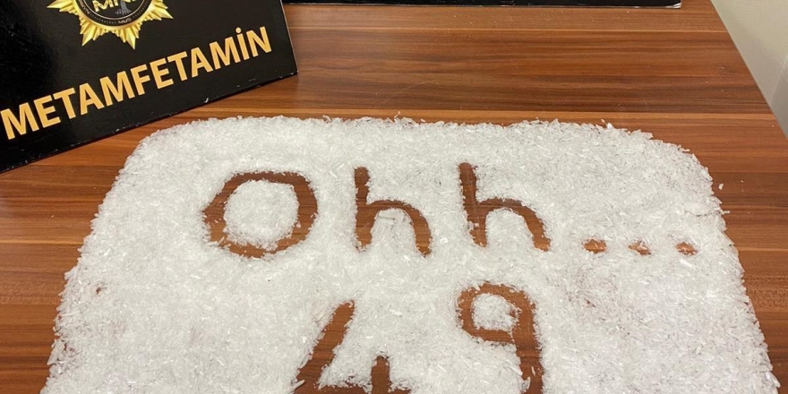 Muş'ta Polisler Ele Geçirdikleri Uyuşturucuyla "Ohh" Yazdı