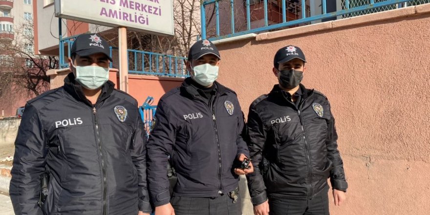 85 Yaşındaki Hastayı Sırtında Taşıyan Polis: Görevimizi Yaptık