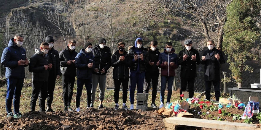 Trabzonspor Teknik Direktörü Avcı Ve Futbolculardan Özkan Sümer'in Mezarına Ziyaret