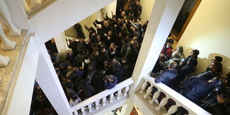 Ermenistan’da Protestocular Başbakanlık Binasını Kuşattı